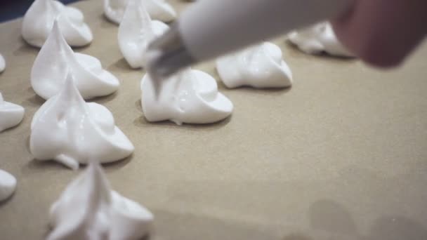 Vista Cerca Las Galletas Merengue Pastel Blanco Proceso Cocción Cacerola — Vídeos de Stock