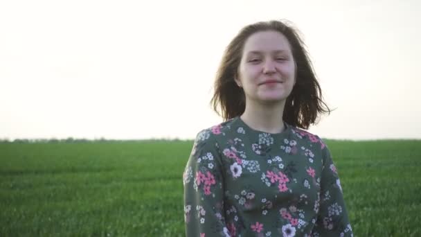 Retrato Sorrindo Menina Adolescente Campo Verde Dia Primavera Ventoso — Vídeo de Stock