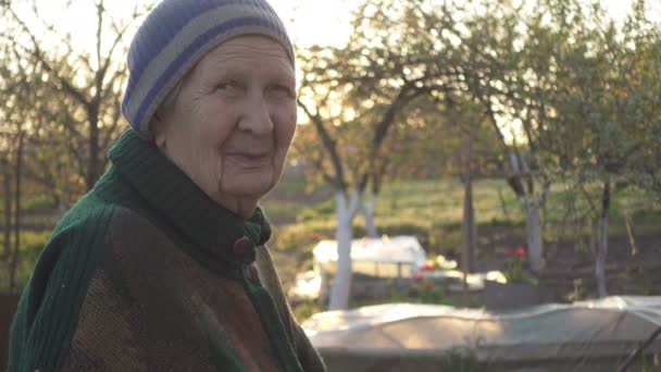 Mujer Mayor Sentada Aire Libre Jardín Casa Rural Noche Primavera — Vídeo de stock