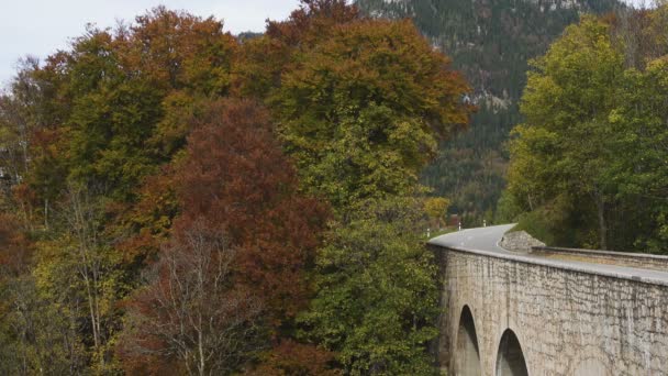 Auto Zakřivené Silnici Bavorských Alpách Slunečného Podzimního Dne — Stock video