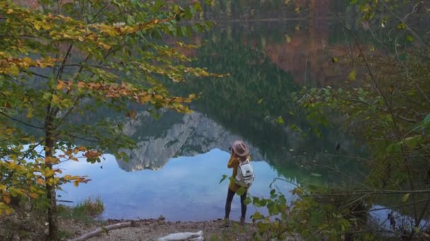 Dívka Průzkumník Batohem Cestování Pořízení Fotografie Krásné Horské Jezero Panorama — Stock video