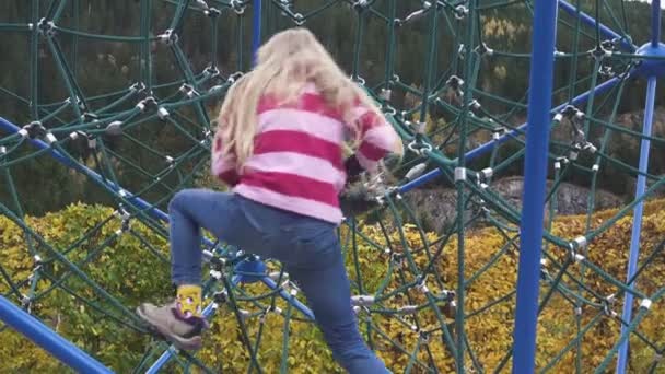 Menina Divertindo Playground Pequena Aldeia Europeia Dia Ensolarado Atutmn — Vídeo de Stock