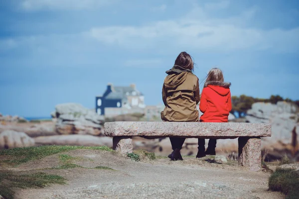 Sisters Sitting Shore Ocean Tregastel Brittany Franc — Stock Photo, Image