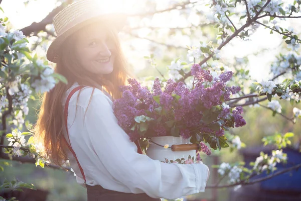 Estate Bella Ragazza Cappello Bretelle Giardino Con Mazzo Lilla — Foto Stock