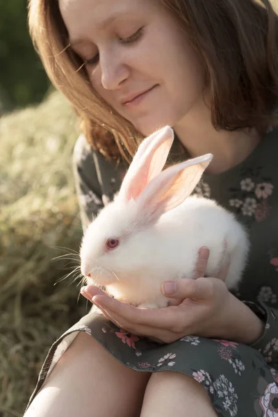 Ragazza Coniglio Giardino Infanzia Felice Nel Villaggio — Foto Stock