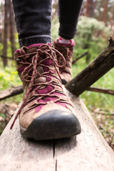 Wandelschoenen Van Dichtbij Toeristenmeisje Stapt Een Boomstam Actieve Levensstijl — Stockfoto