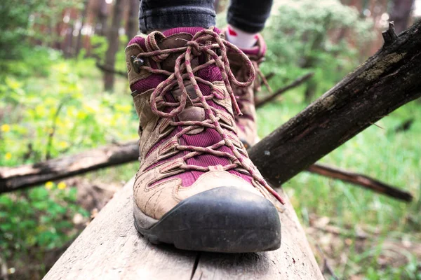 Botas Senderismo Cerca Chica Turista Pasos Registro Estilo Vida Activo —  Fotos de Stock