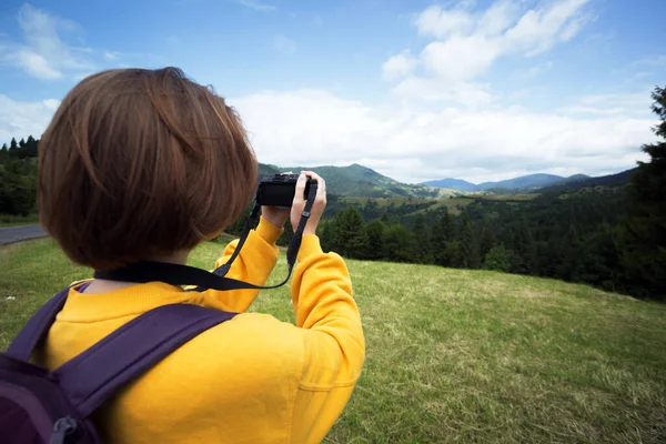 Turist Flicka Med Ryggsäck Och Kamera Stående Ängen Fjällen Karpaterna — Stockfoto