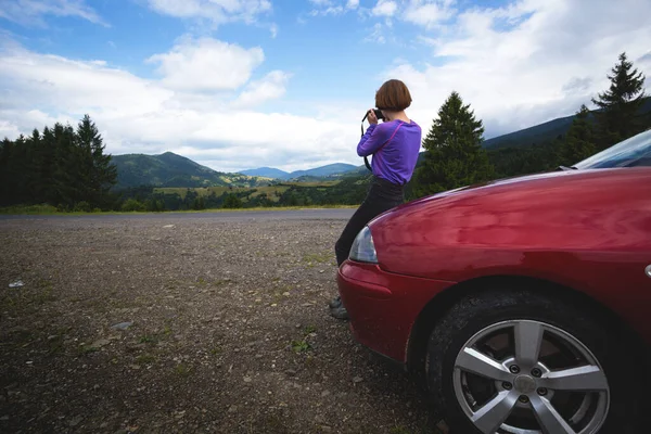 Sommer Roadtrip Glückliche Schöne Mädchen Und Kamera Auf Einem Auto — Stockfoto
