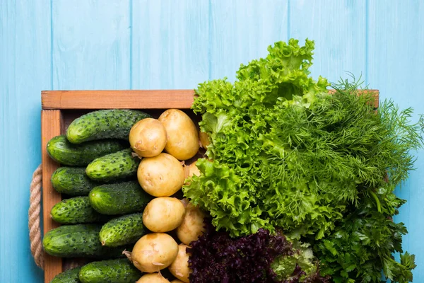 Gezond Eten Verse Groenten Een Dienblad Een Blauwe Houten Achtergrond — Stockfoto