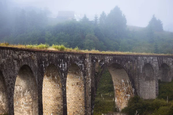 Viejo Puente Del Arco Aldea Vorokhta Montañas Los Cárpatos Ukrain — Foto de Stock