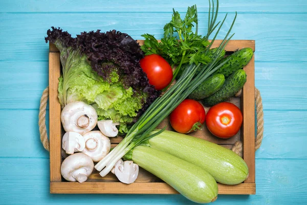 Gezond Eten Verse Groenten Een Dienblad Een Blauwe Houten Achtergrond — Stockfoto