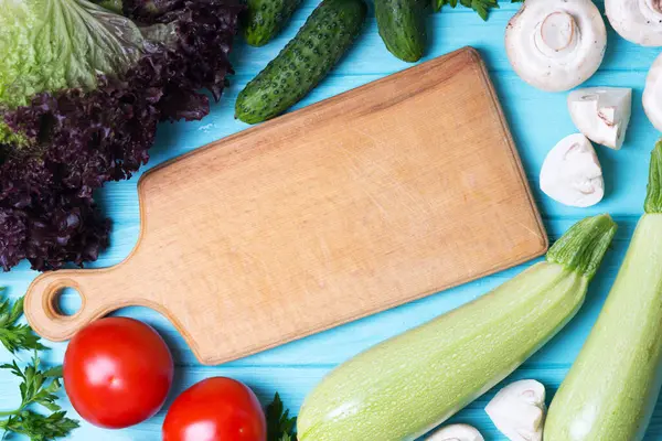 Gezond Eten Verse Groenten Een Blauwe Houten Ondergrond Courgettes Champignons — Stockfoto