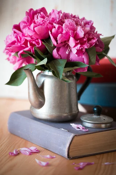 本の上に立つ茶のための古い金属のティーポットに美しいピンクの牡丹 スマートフォン用壁紙 — ストック写真