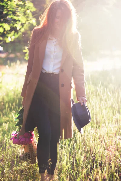 Meisje Wandelen Het Veld Bij Zonsondergang Ligh — Stockfoto