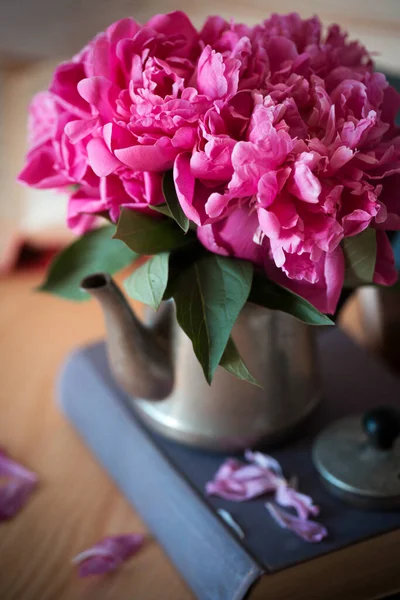 Belle Peonie Rosa Una Vecchia Teiera Metallo Piedi Libro Carta — Foto Stock