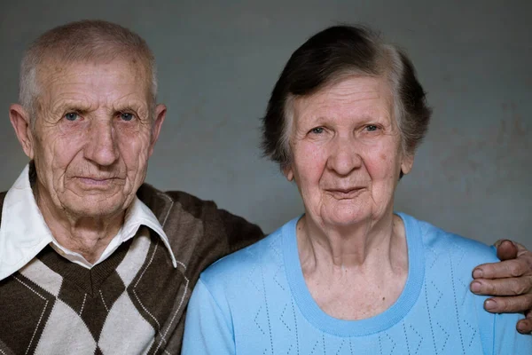 Porträt Der Großeltern Auf Weißem Hintergrund — Stockfoto