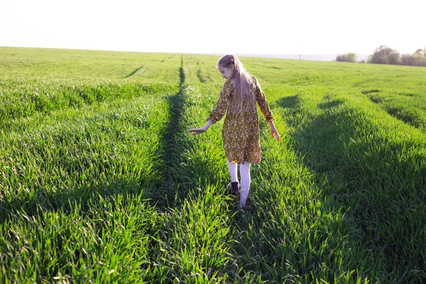 Ευτυχισμένο Κορίτσι Είναι Χαρούμενη Βόλτα Στο Πράσινο Πεδίο Καλοκαίρι Και — Φωτογραφία Αρχείου