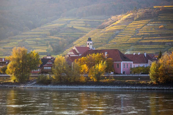 澳大利亚Wachau山谷Krems Land区多瑙河河岸Weissenkirchen澳大利亚小村秋景 — 图库照片