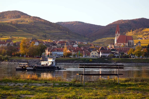 澳大利亚Wachau山谷Krems Land区多瑙河河岸Weissenkirchen澳大利亚小村秋景 — 图库照片