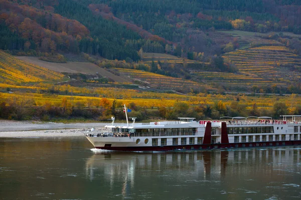 Kapal Sungai Danube Pemandangan Kebun Anggur Dalam Cahaya Matahari Terbenam — Stok Foto