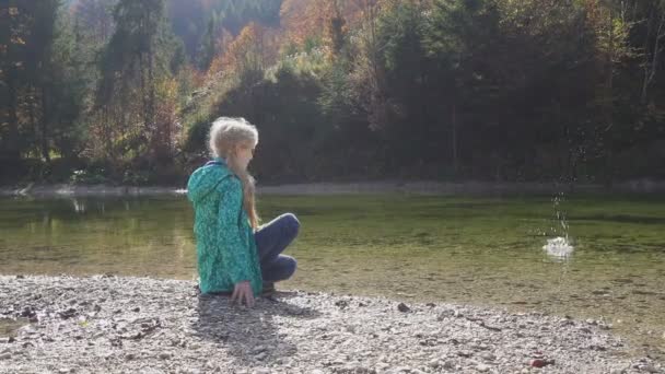 Niña Lanzando Piedras Río Montaña Cálido Día Soleado Otoño — Vídeos de Stock