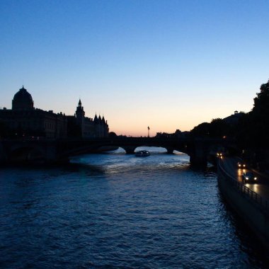 Gece görünümü Seine, Paris, Fransa