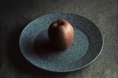 Granit gibi heykel Apple bir plaka üzerinde