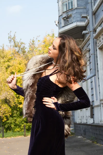 Portrait of a young girl in an evening dress on a background of an old mansion — Stock Photo, Image