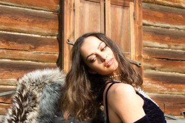 Eski bir ahşap ev bir arka plan üzerinde bir gece elbiseli genç kız