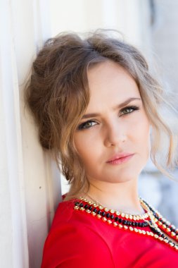 Kırmızı elbiseli güzel genç kız