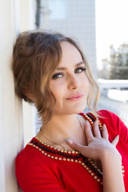 Kırmızı elbiseli güzel genç kız