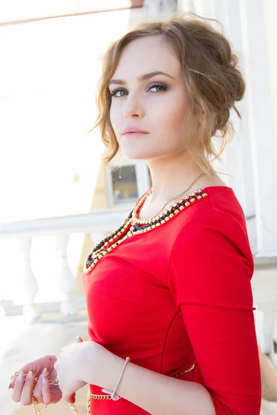 Vacker ung flicka i en röd klänning — Stockfoto
