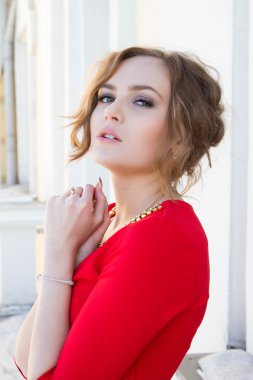 Kırmızı elbiseli güzel genç kız