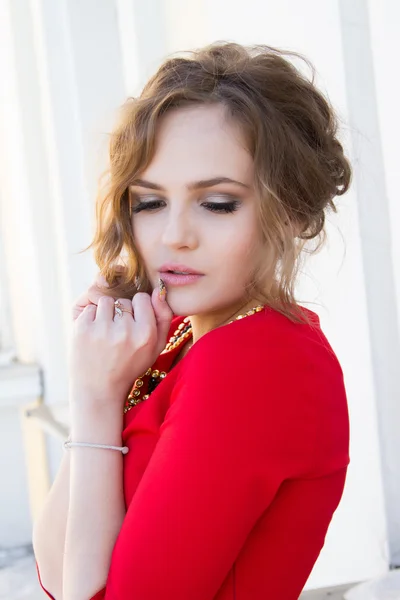 Menina bonita em um vestido vermelho — Fotografia de Stock