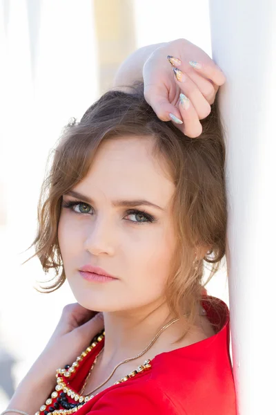 Hermosa joven en un vestido rojo — Foto de Stock