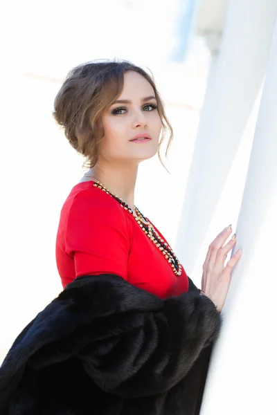 Vacker ung flicka i en röd klänning — Stockfoto