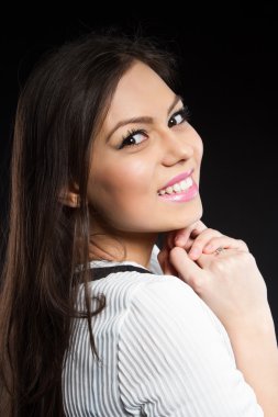 Siyah bir zemin üzerine beyaz elbiseli güzel genç kız. Stüdyo portre.