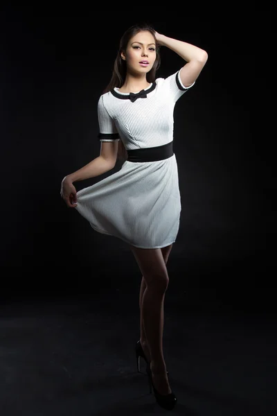 黒い背景に白いドレスを着た美しい少女。スタジオ ポートレート. — ストック写真
