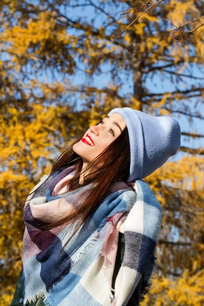 Mädchen geht im Herbstwald spazieren — Stockfoto