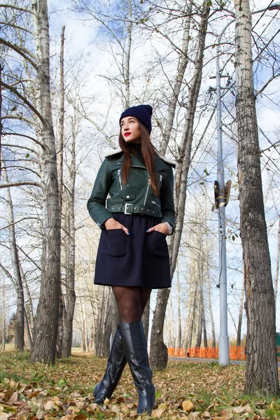 Chica camina en otoño bosque —  Fotos de Stock