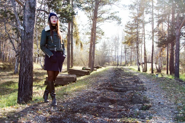 Meisje loopt in herfst bos — Stockfoto