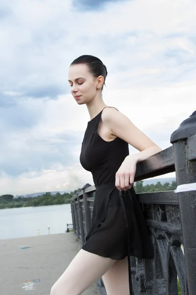 Slim ballerino in piedi alle ringhiere di ferro del ponte — Foto Stock