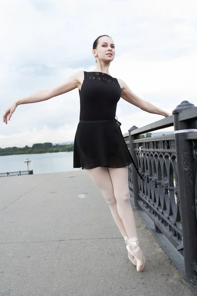 Slim ballerino in piedi alle ringhiere di ferro del ponte — Foto Stock