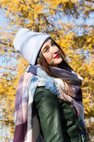 Stilvolles junges Mädchen im Herbst Park — Stockfoto