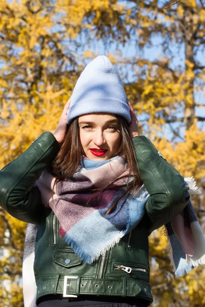 Stylish young girl in autumn park — Stock Photo, Image