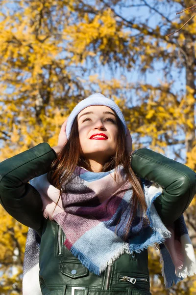 Stylish young girl in autumn park — Stock Photo, Image