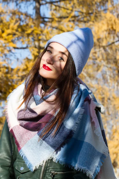 Stilvolles junges Mädchen im Herbst Park — Stockfoto