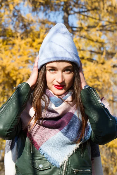 Stylish young girl in autumn park — Stock Photo, Image