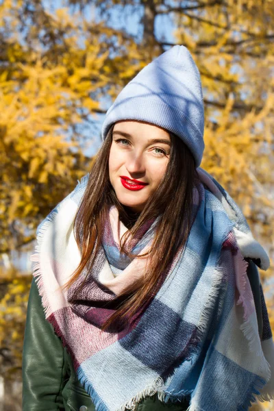 Chica joven con estilo en el parque de otoño — Foto de Stock